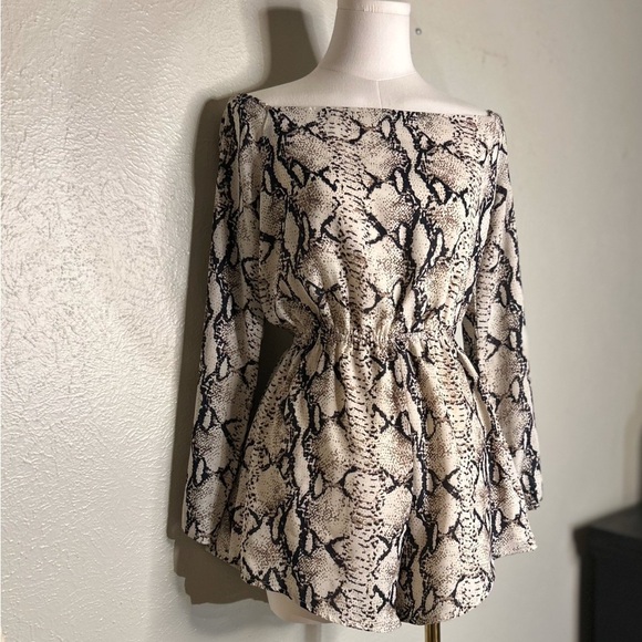 Tobi Bite Me Taupe Multi Snakeskin‎ Print Off The Shoulder Shorts Romper Sz S - Picture 9 of 11